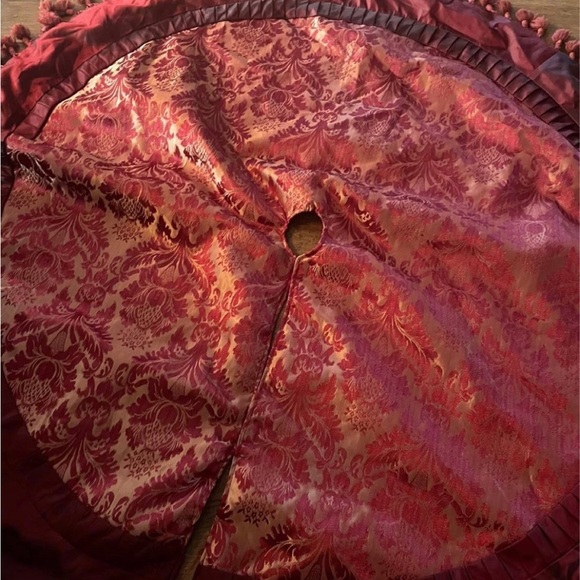 SOLD Vintage Christmas tree skirt 58 inches - Picture 8 of 8